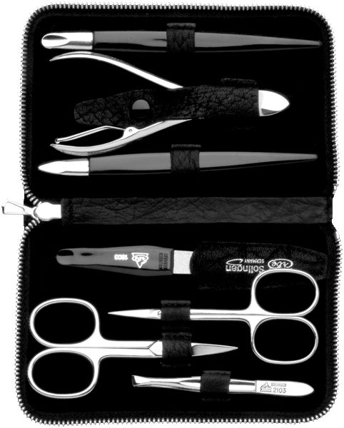Schwarzes Etui mit Maniküre-Werkzeugen. Enthält Nagelschere, Pinzette, Nagelfeile und weitere Instrumente. Reißverschluss.