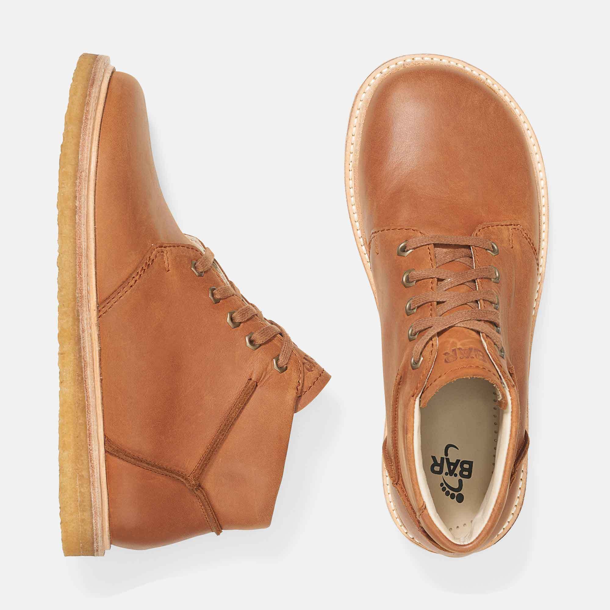 Braune Leder-Stiefelette mit Schnürung. Hellbraune Sohle. Innen steht BÄR. Hellbraune Schnürsenkel und Ösen.