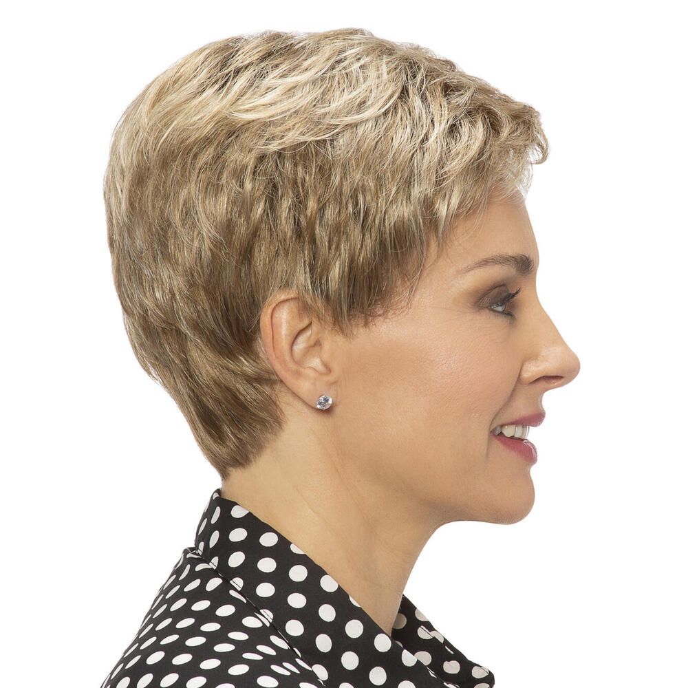 Kurzhaarperücke, blond, wellig. Frau mit gepunkteter Bluse. Profilansicht.