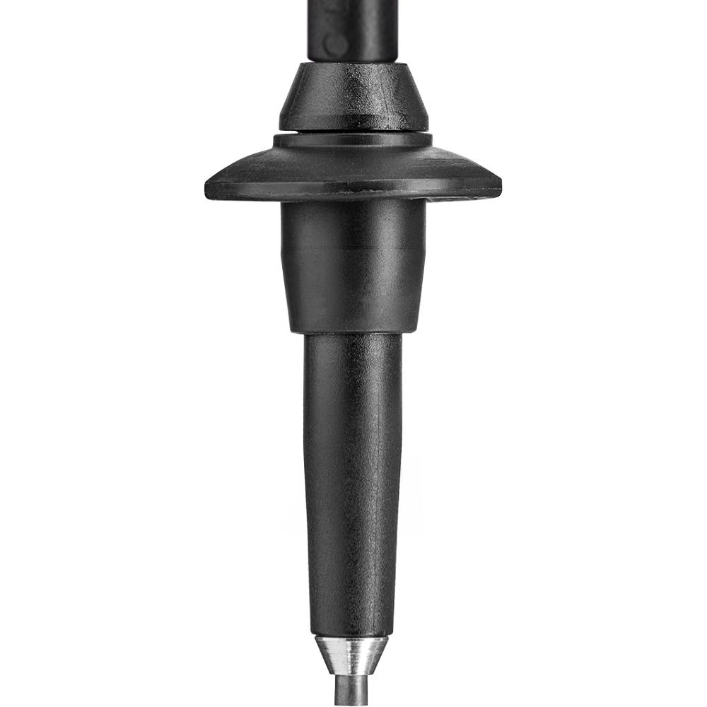 Nahaufnahme der Spitze eines Nordic Walking Stocks. Schwarze Spitze mit Metallspitze.