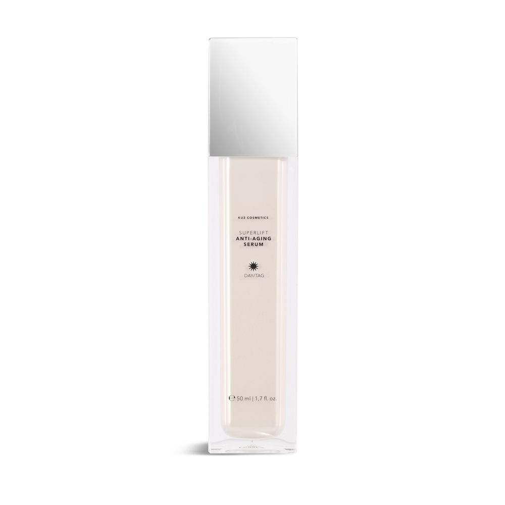 Serumflasche mit silbernem Deckel. Aufschrift: Superlift Anti-Aging Serum. Zertifizierungslogo.