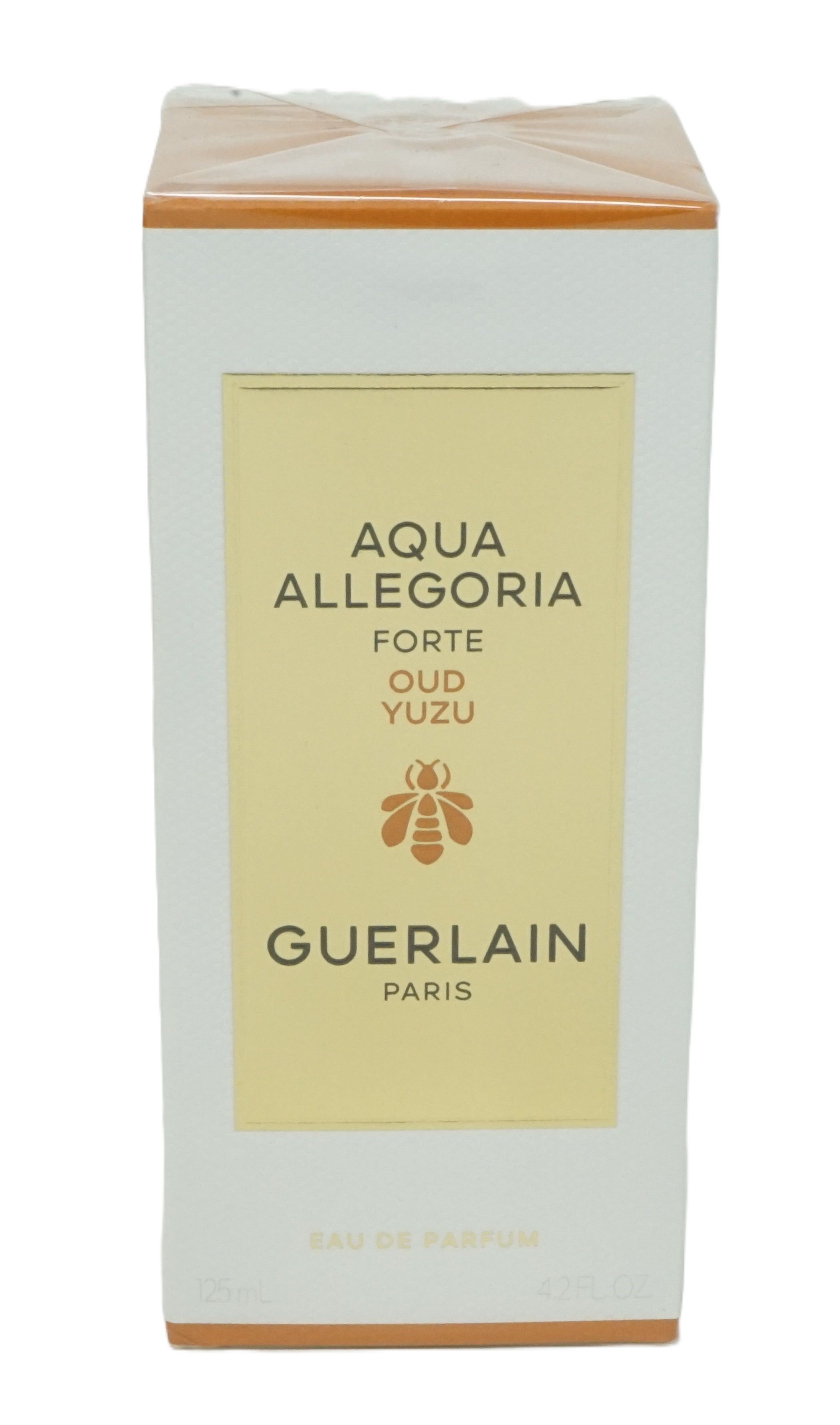 Weiße Verpackung mit goldfarbenem Etikett. Text: Aqua Allegoria Forte Oud Yuzu, Guerlain Paris. 125 ml.