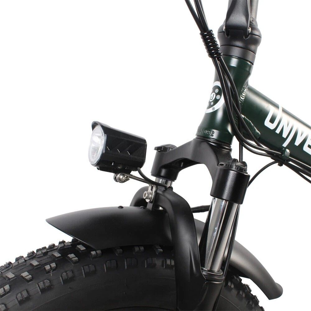 Nahaufnahme des Vorderrads eines E-Bikes. Scheinwerfer und Kotflügel.
