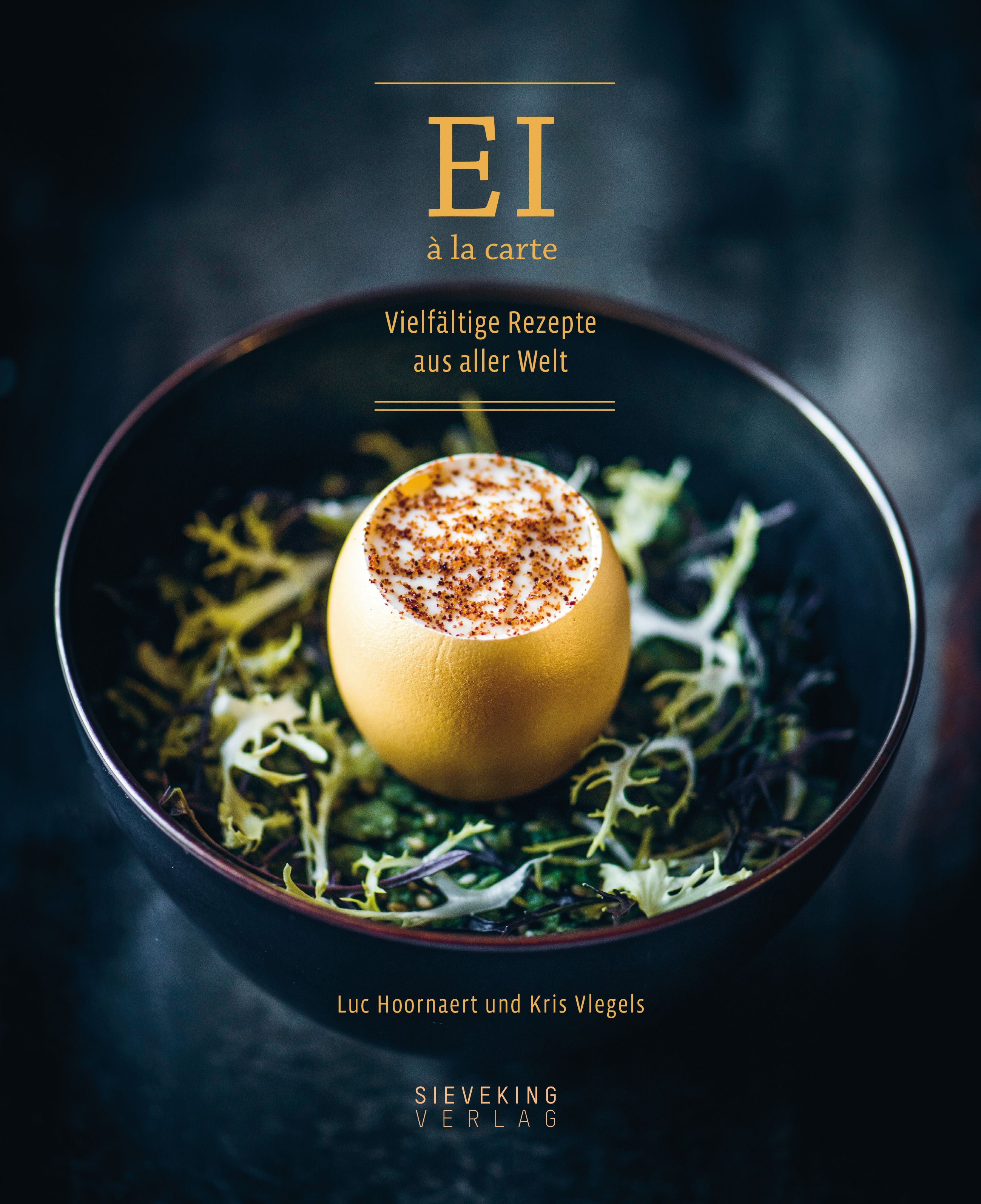 Buchcover mit Titel "Ei à la carte". Geöffnetes Ei mit Füllung in Schüssel. Autoren: Luc Hoornaert und Kris Vlegels. Verlag: Sieveking Verlag.