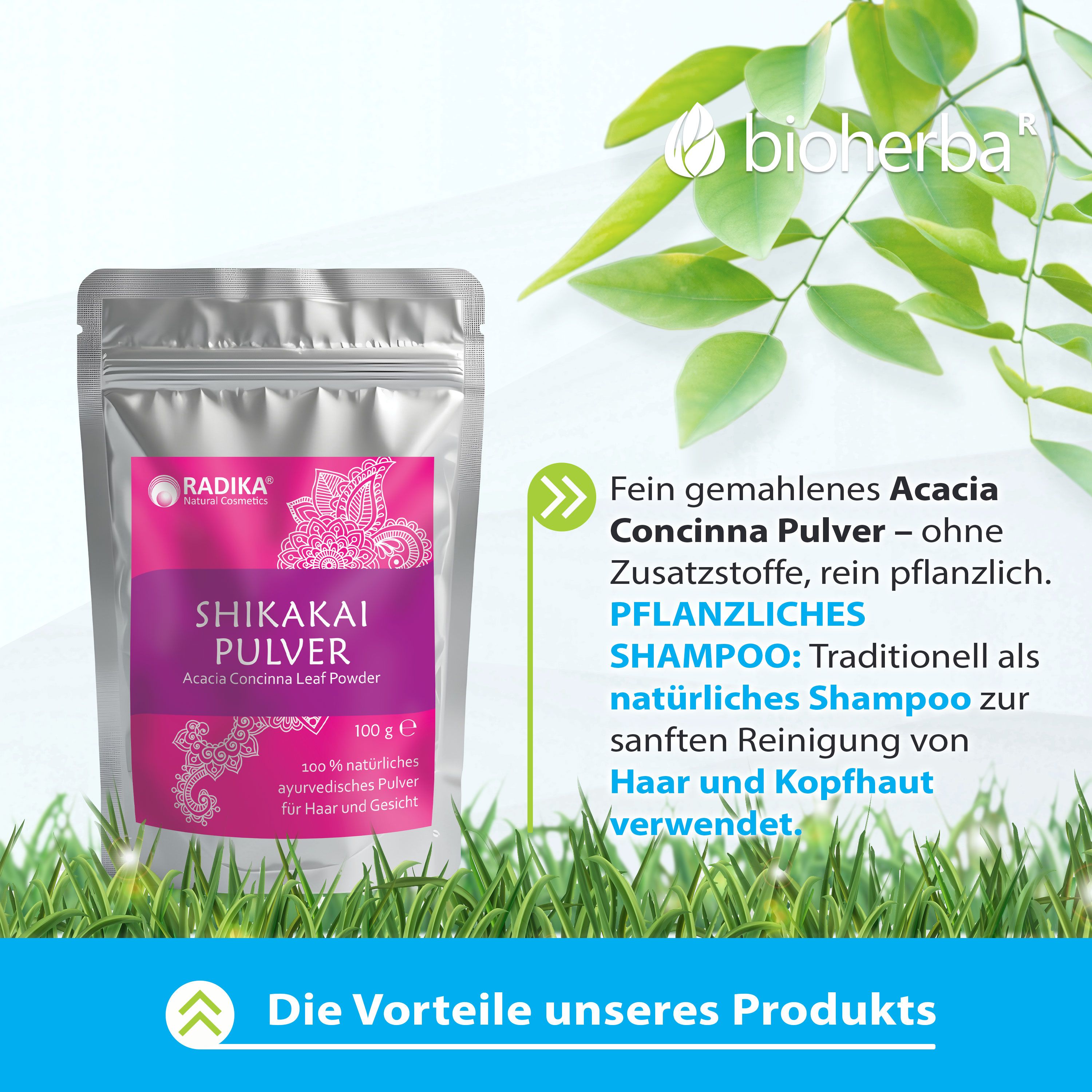 Silberfarbener Beutel mit pinkfarbenem Etikett. Text: Shikakai Pulver, Acacia Concinna Leaf Powder. 100 g. Grünpflanzen im Hintergrund.