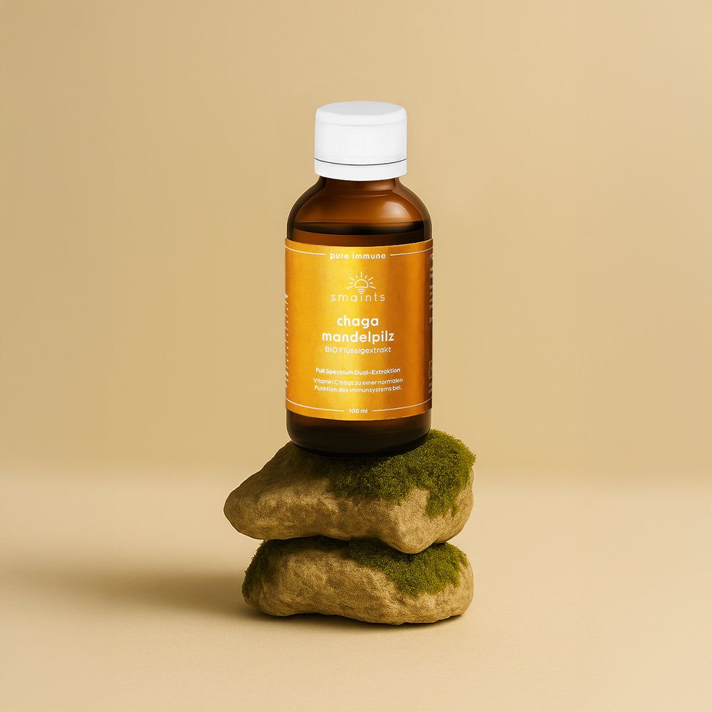 Braune Glasflasche mit weißem Deckel. Steht auf zwei Steinen mit Moos. Hintergrund: hell.