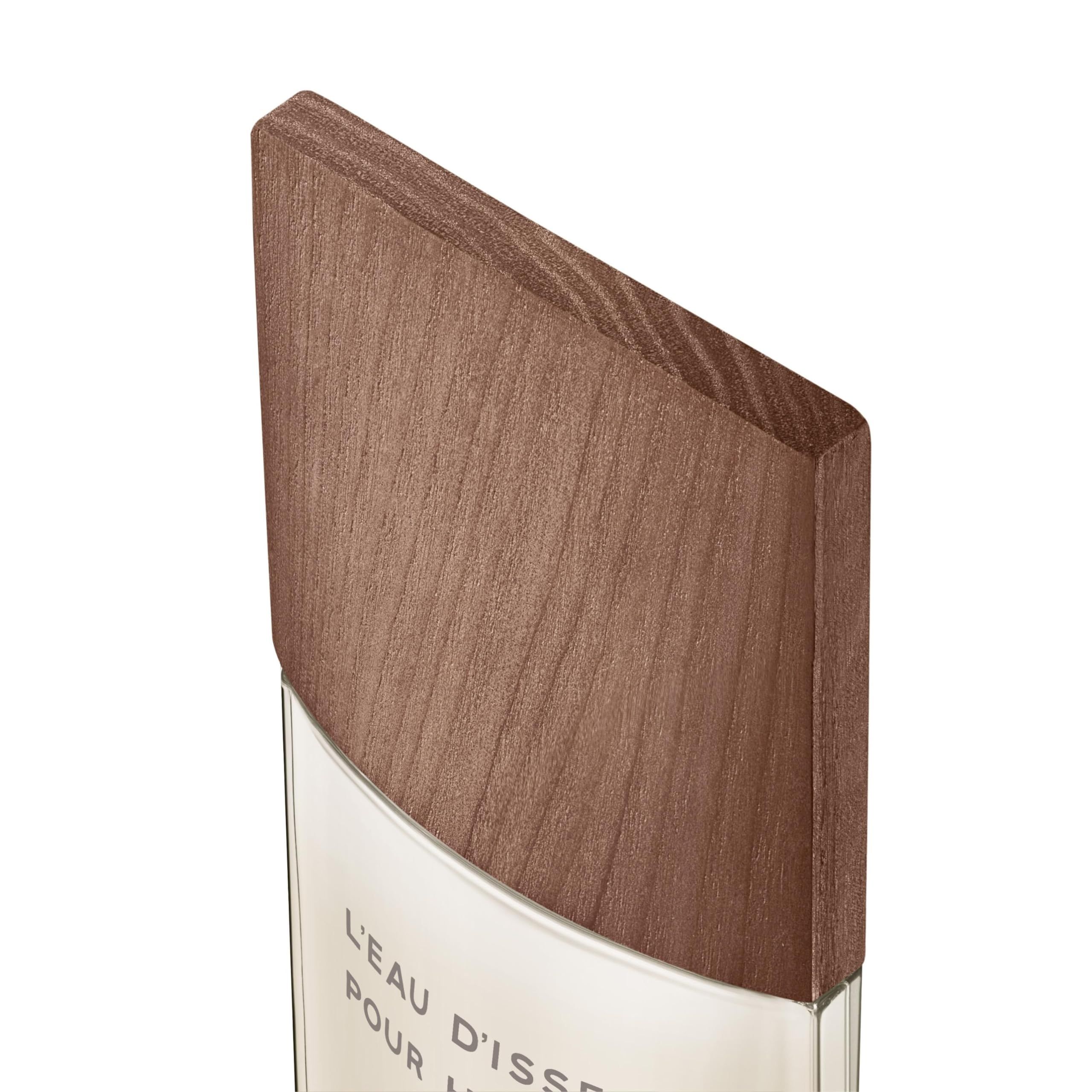 Nahaufnahme des Holzdeckels eines Parfümflakons. Text: L'Eau d'Issey Pour Homme.