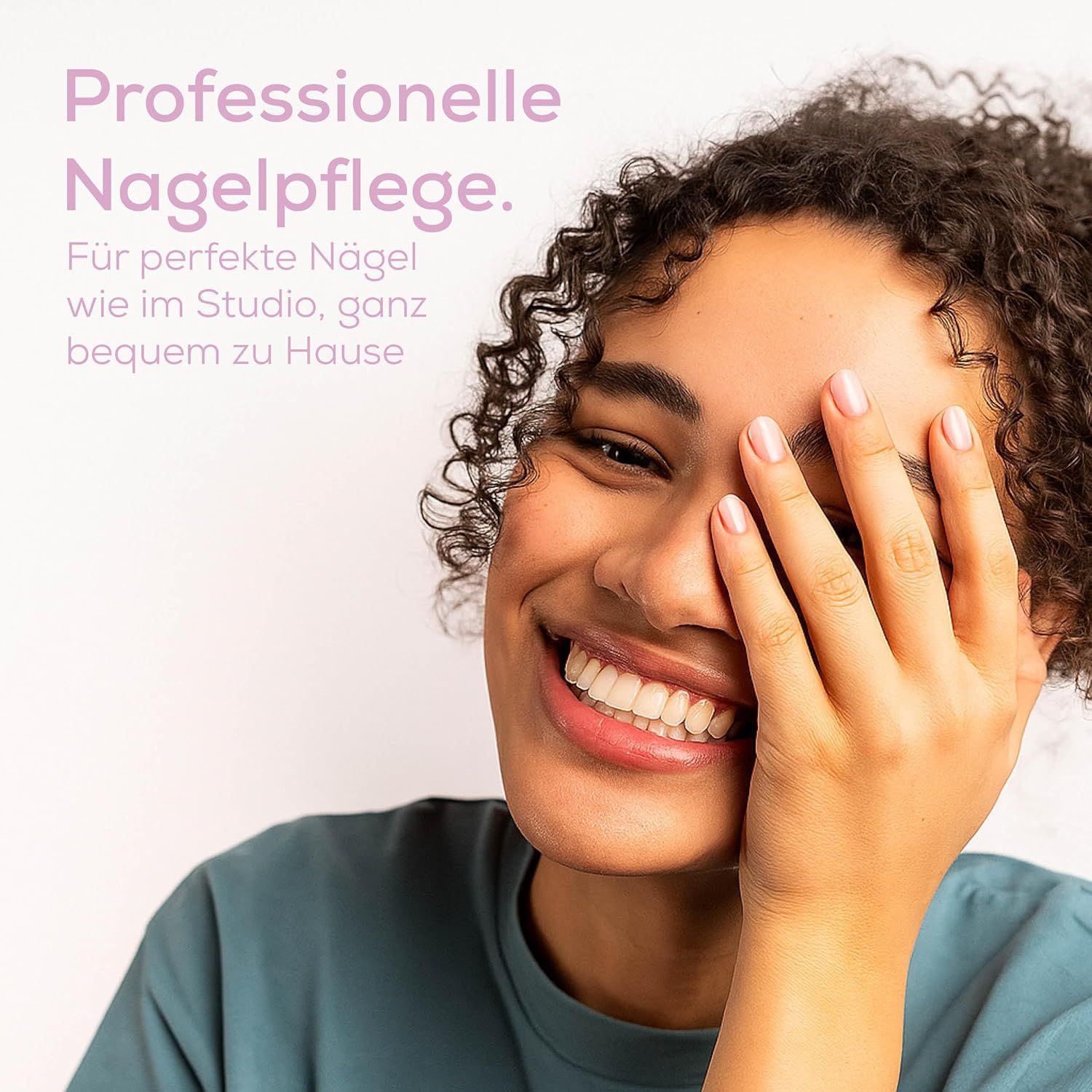 Lächelnde Frau. Aufschrift: Professionelle Nagelpflege. Für perfekte Nägel wie im Studio, ganz bequem zu Hause.