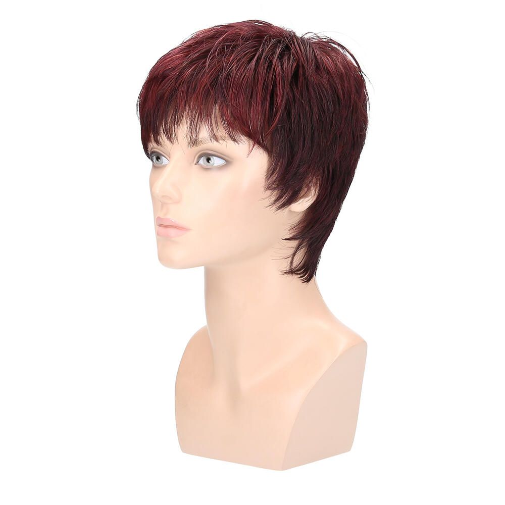 Perücke Charly von trendhair, rotbraune Kurzhaarfrisur auf einem Schaufensterkopf. Seitenansicht.