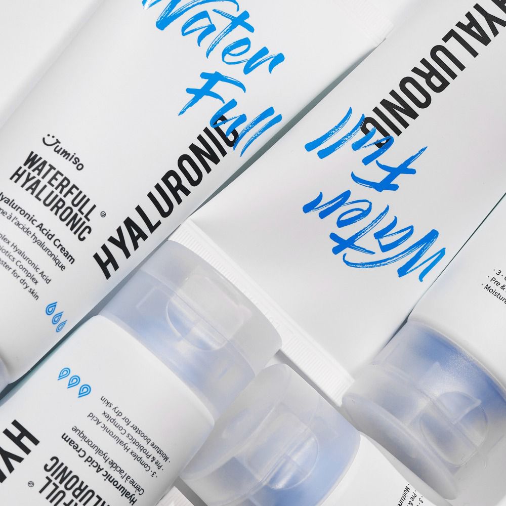 Mehrere Tuben mit blauem Aufdruck. Text: Water Full Hyaluronic. Produktname und Inhaltsstoffe. Nahaufnahme.