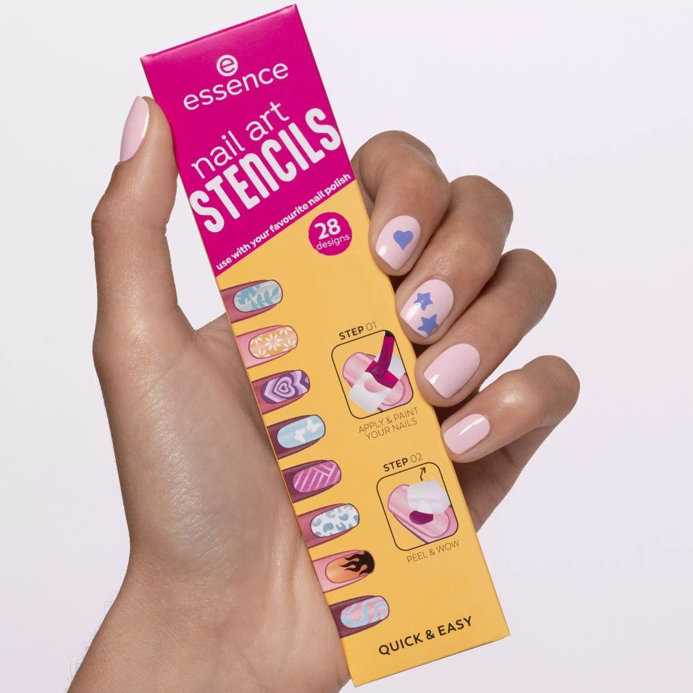 Hand mit lackierten Nägeln und Essence Nagelkunst Schablonen-Verpackung. Produktname und Designbeispiele sichtbar.