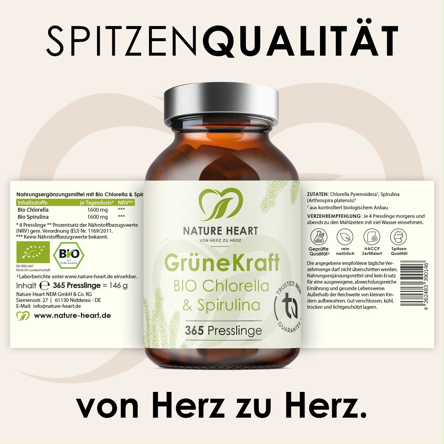 Braune Glasflasche mit Etikett. Text: Grüne Kraft, Bio Chlorella & Spirulina, 365 Presslinge. Aufgeklapptes Etikett mit Nährwertangaben und Inhaltsstoffen.