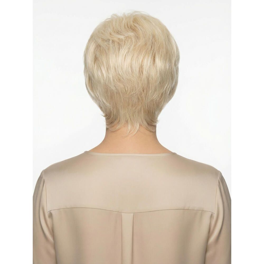 Kurzhaarperücke, blond, Rückansicht. Haarschnitt mit kurzem Nacken. Auf hellem Hintergrund.