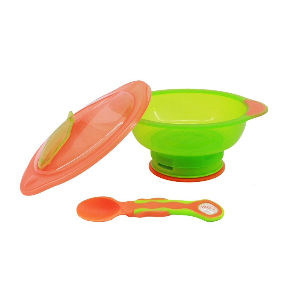 Grüner Teller mit Saugnapf, orangefarbener Deckel und Löffel. Deckel mit Griff. Löffel mit Griff. Vital Baby.