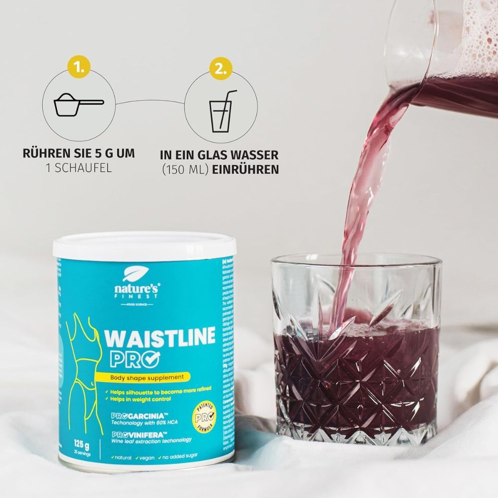 Produkt Waistline Pro, Nature's Finest, neben Messlöffel und Glas. Flüssigkeit wird in Glas gegossen. Anweisungen zur Zubereitung.