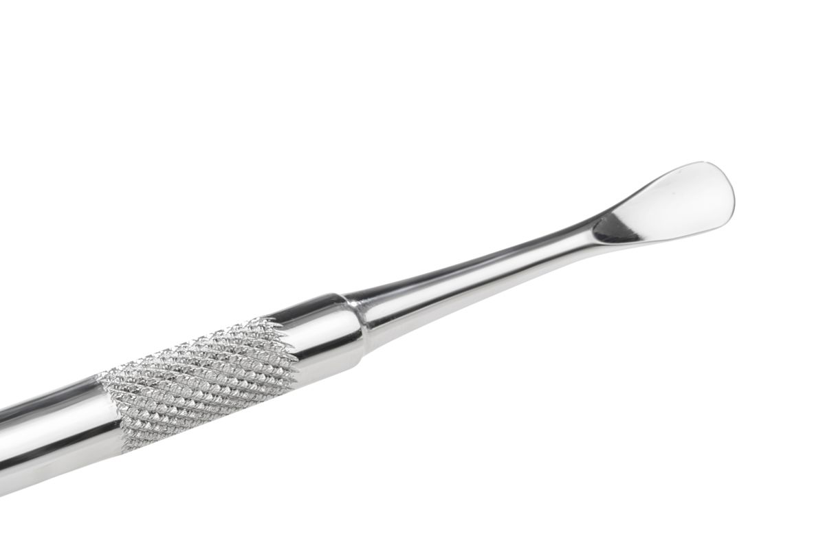 Nagelhautschieber, 12,5 cm, aus Metall. Abgerundete Seite. Gerändelter Griff.