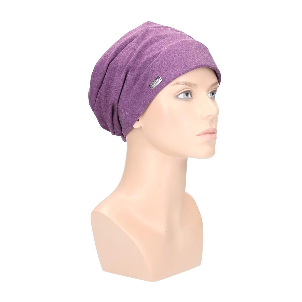 Blaulila Turban auf Büste. Seitenansicht. Kleines Metallschild.