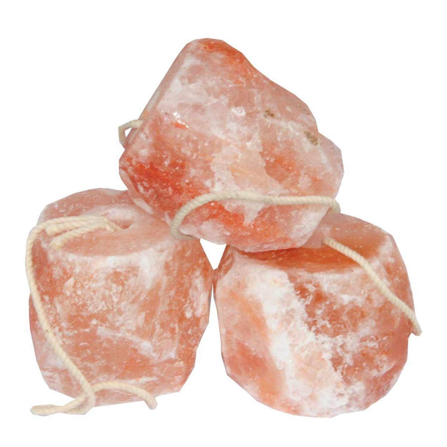 Drei rosa Salzlecksteine mit Schnur. Geformt wie unregelmäßige Blöcke.