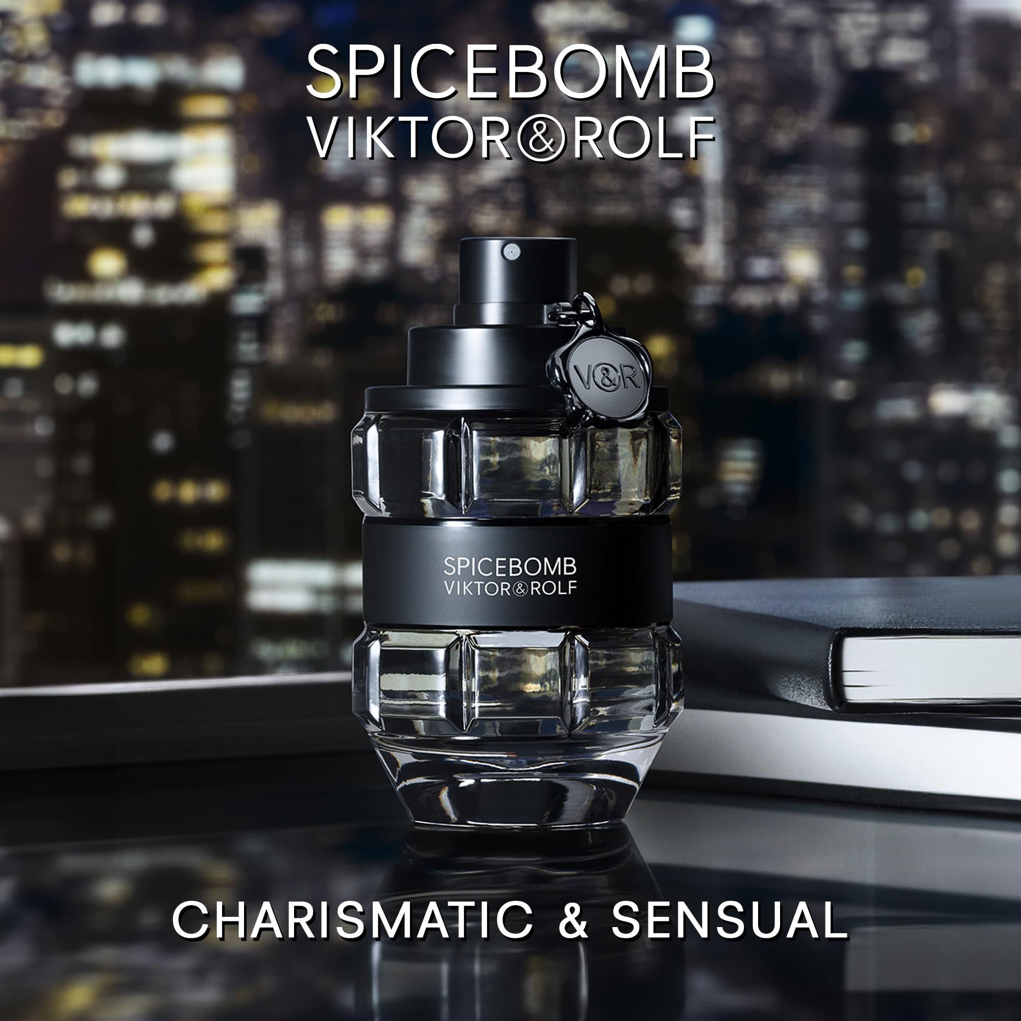 Viktor & Rolf Spicebomb Flakon vor nächtlicher Stadtkulisse.