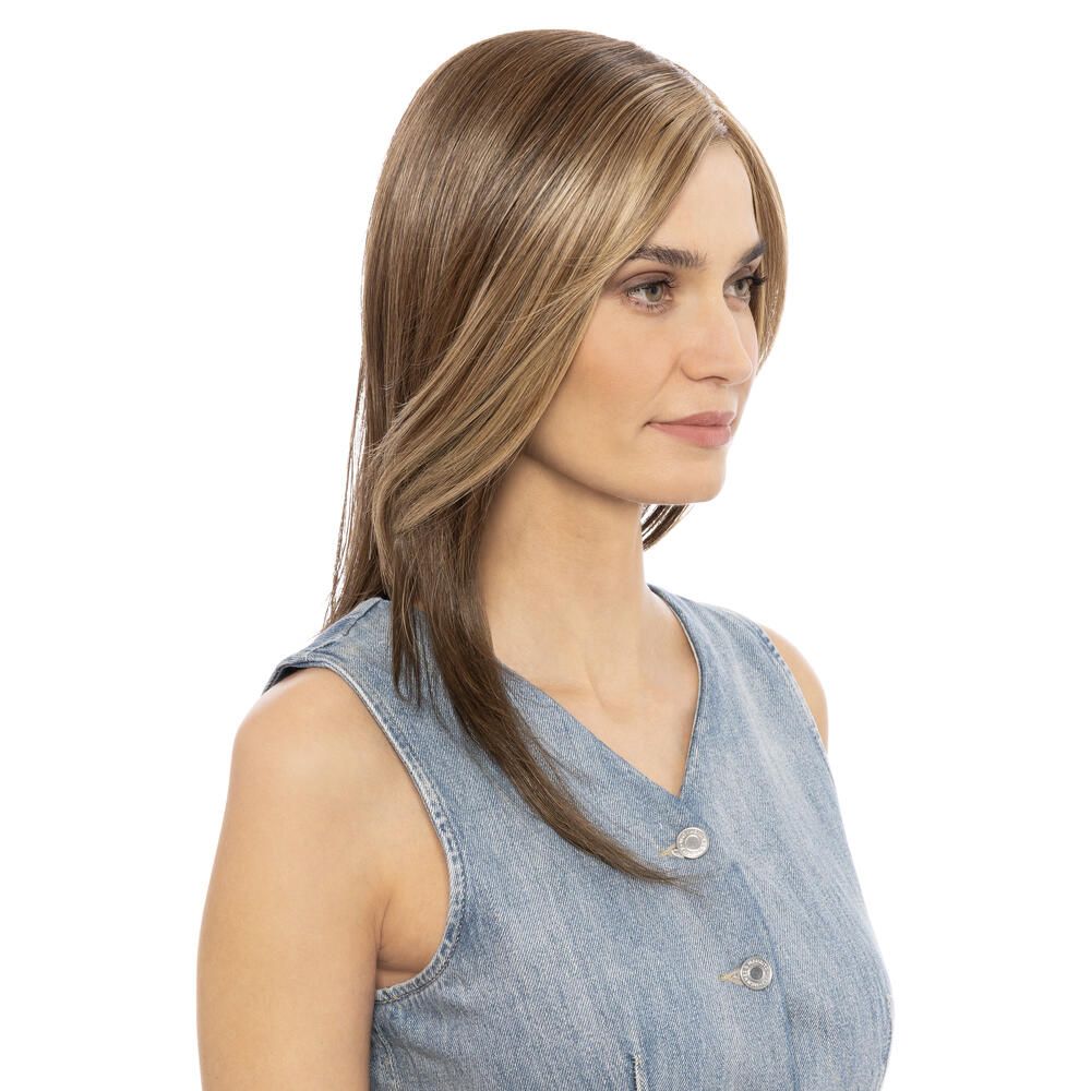 Perücke mit braunen und blonden Strähnen. Dreiviertelansicht einer Frau. Mittellange, glatte Haare.