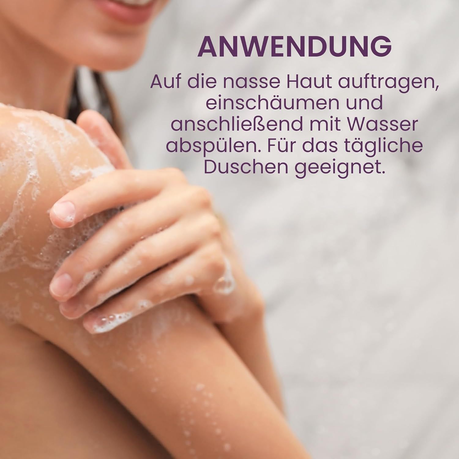 Nahaufnahme einer Person, die sich mit Seife wäscht. Text: Anwendung: Auf nasse Haut auftragen, einschäumen und abspülen. Für tägliche Dusche.