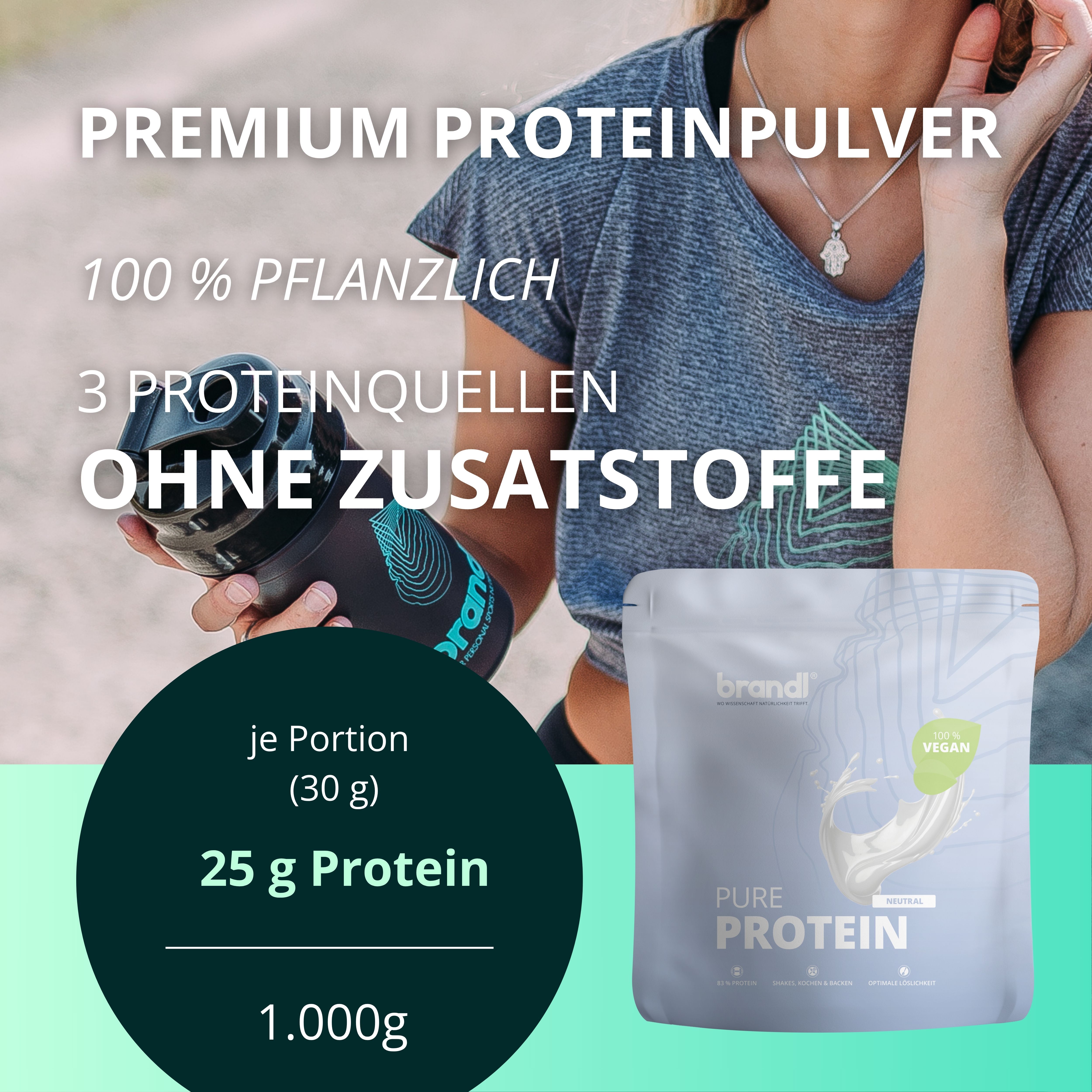 Person hält Shaker und zeigt Produktverpackung. Text: 'PREMIUM PROTEINPULVER', '100 % pflanzlich', '25 g Protein'.