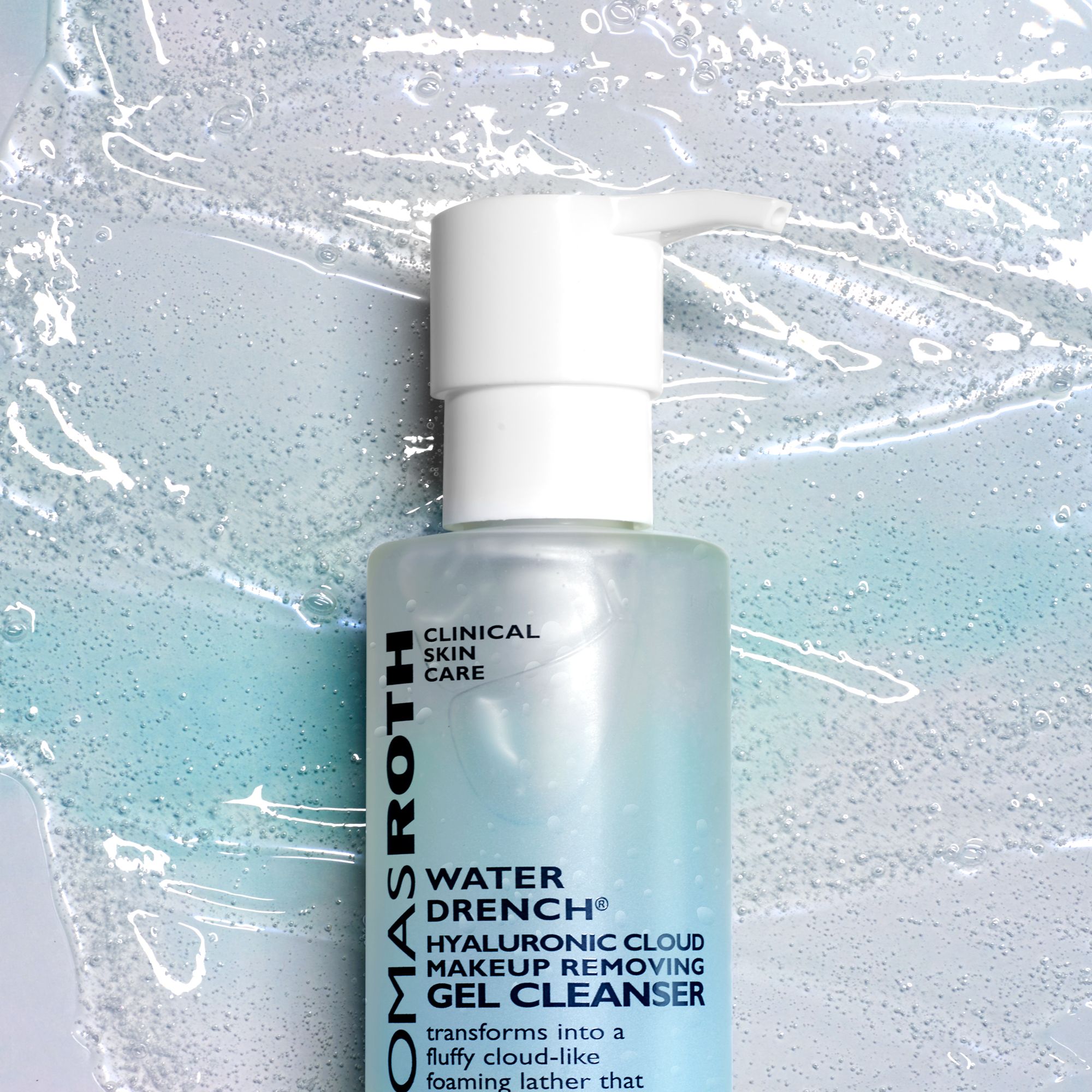 Hautpflegemittel mit Pumpe. Aufschrift: Water Drench Hyaluronic Cloud Makeup Removing Gel Cleanser. Hellblaues Fläschchen.