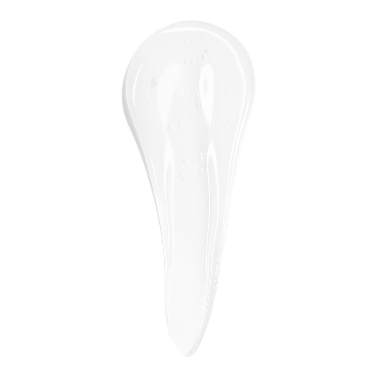 Ausgestrichenes, transparentes Serum. Tropfenförmig, auf weißem Hintergrund.