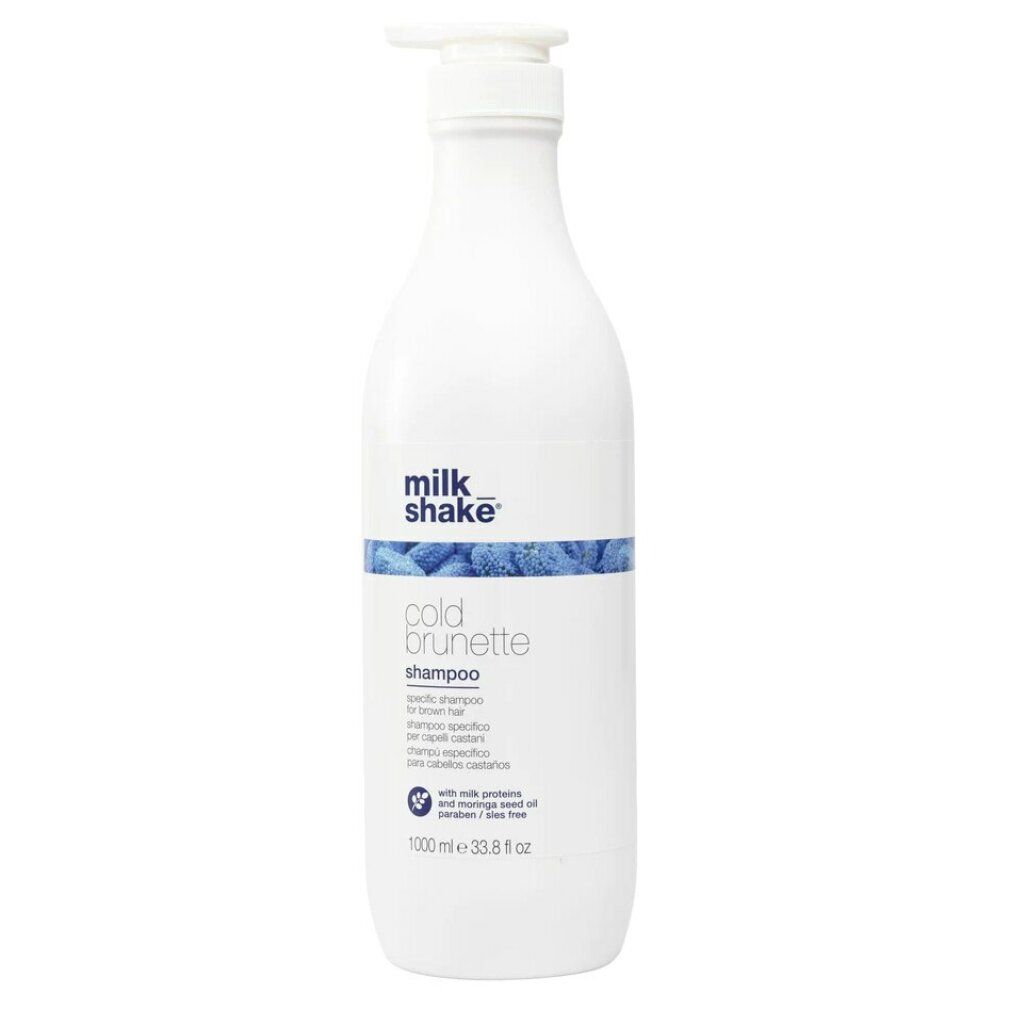 Weiße Shampoo-Flasche mit Pumpverschluss. Blaue Banderole mit Text. Aufschrift: milk_shake, cold brunette shampoo. 1000 ml.