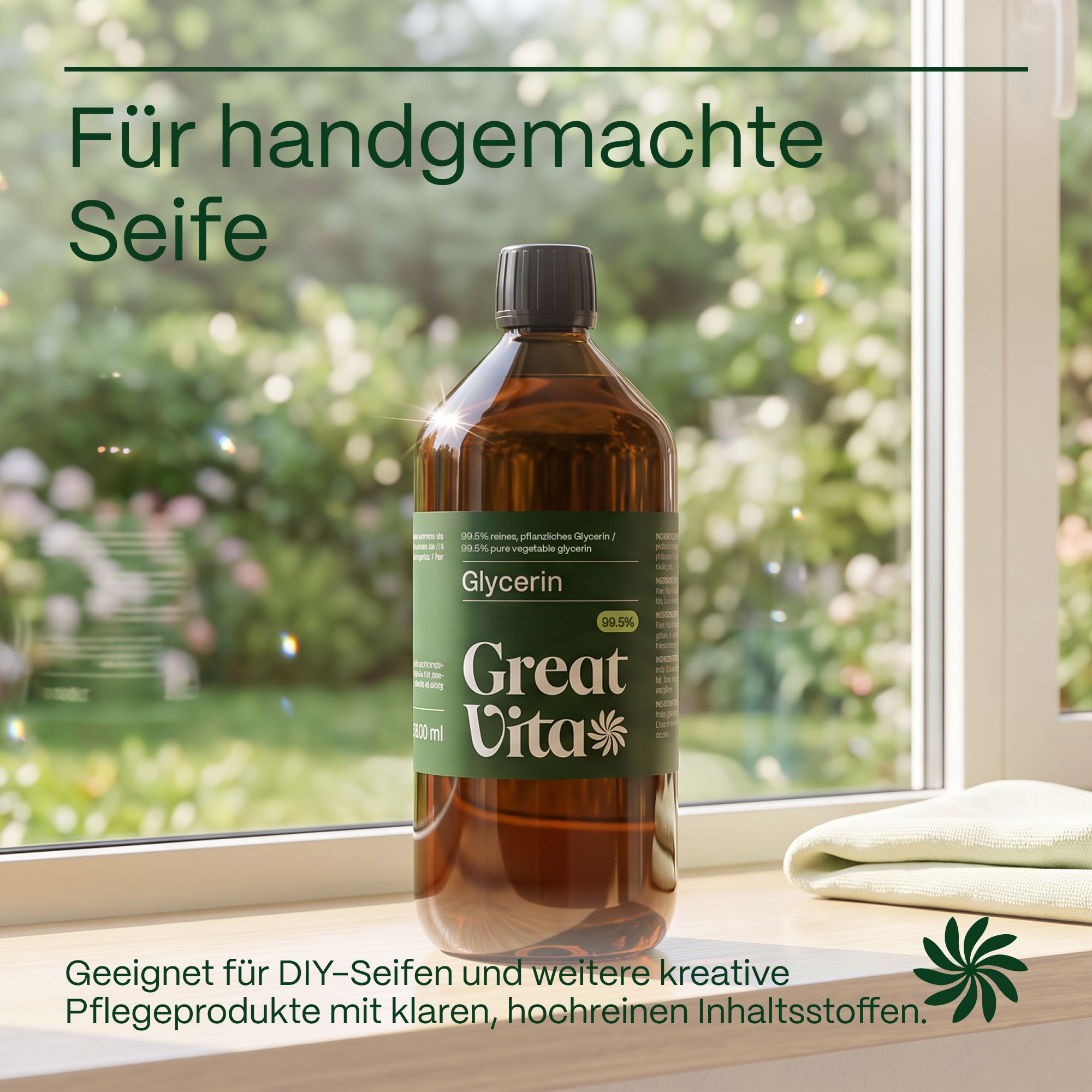 Glycerin-Flasche vor einem Fenster mit Blick auf einen Garten, bereit für die Seifenherstellung.