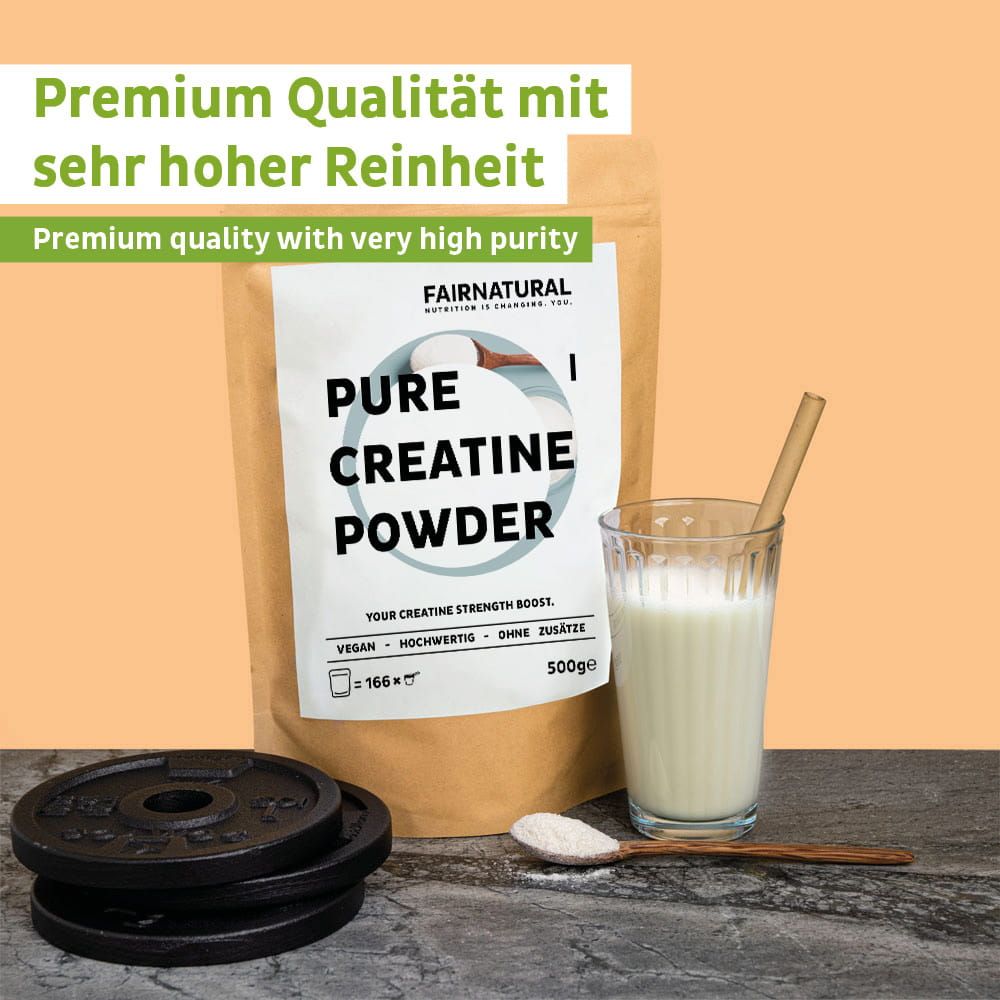 FAIRNATURAL Kreatin Pulver Monohydrat 500g Packung mit Glas Milch und Gewichten.