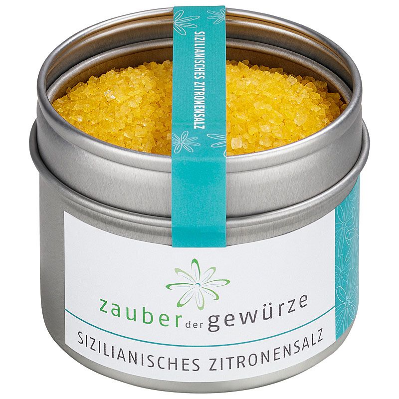 Zitronensalz in Dose. Metallbehälter mit blauem Etikett und Schriftzug. Deckel mit blauem Band. Gelbes Salz sichtbar.