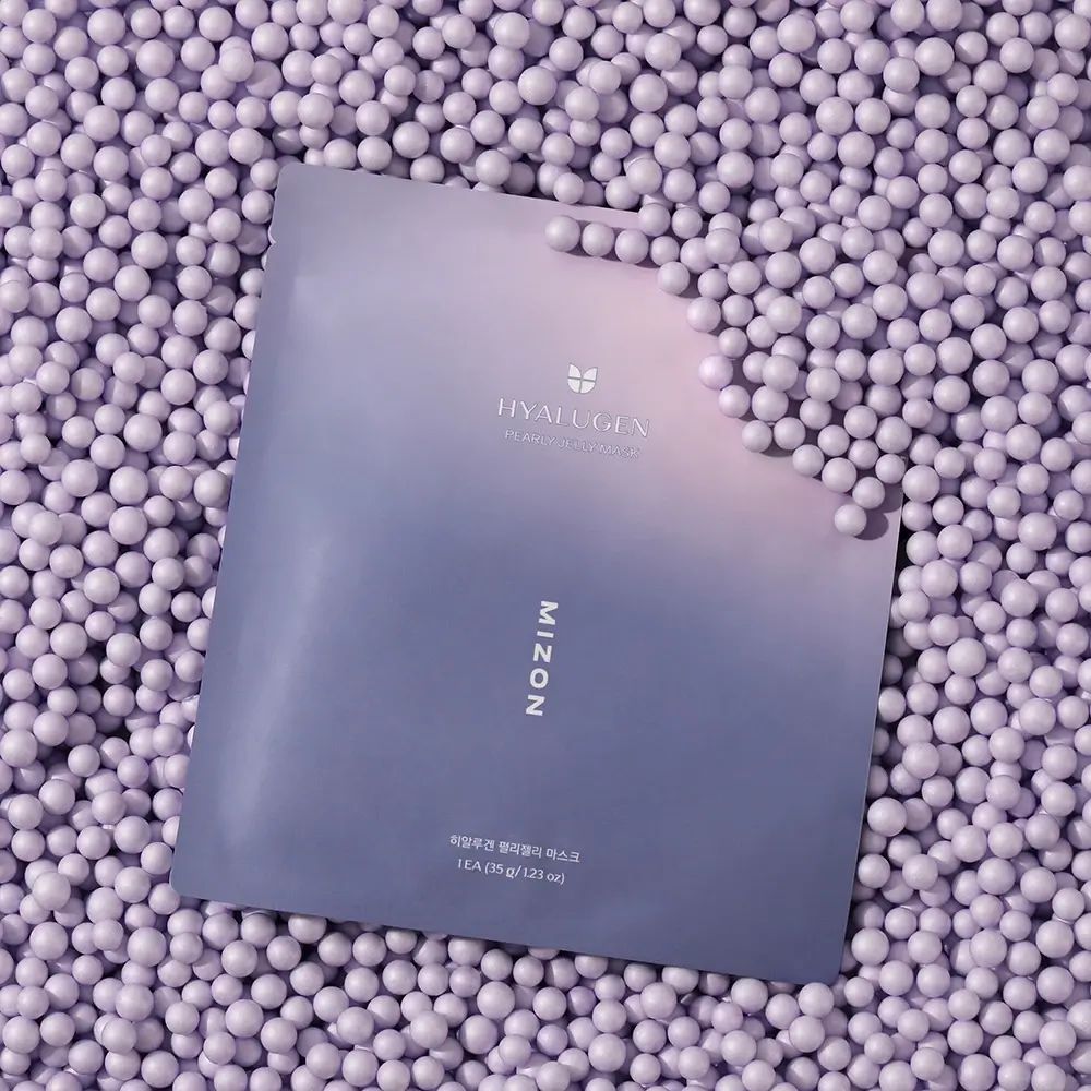MIZON Hyalugen Pearly Jelly Mask. Verpackung, blau-lila Farbverlauf, auf lila Kugeln. Logo und Schriftzug.