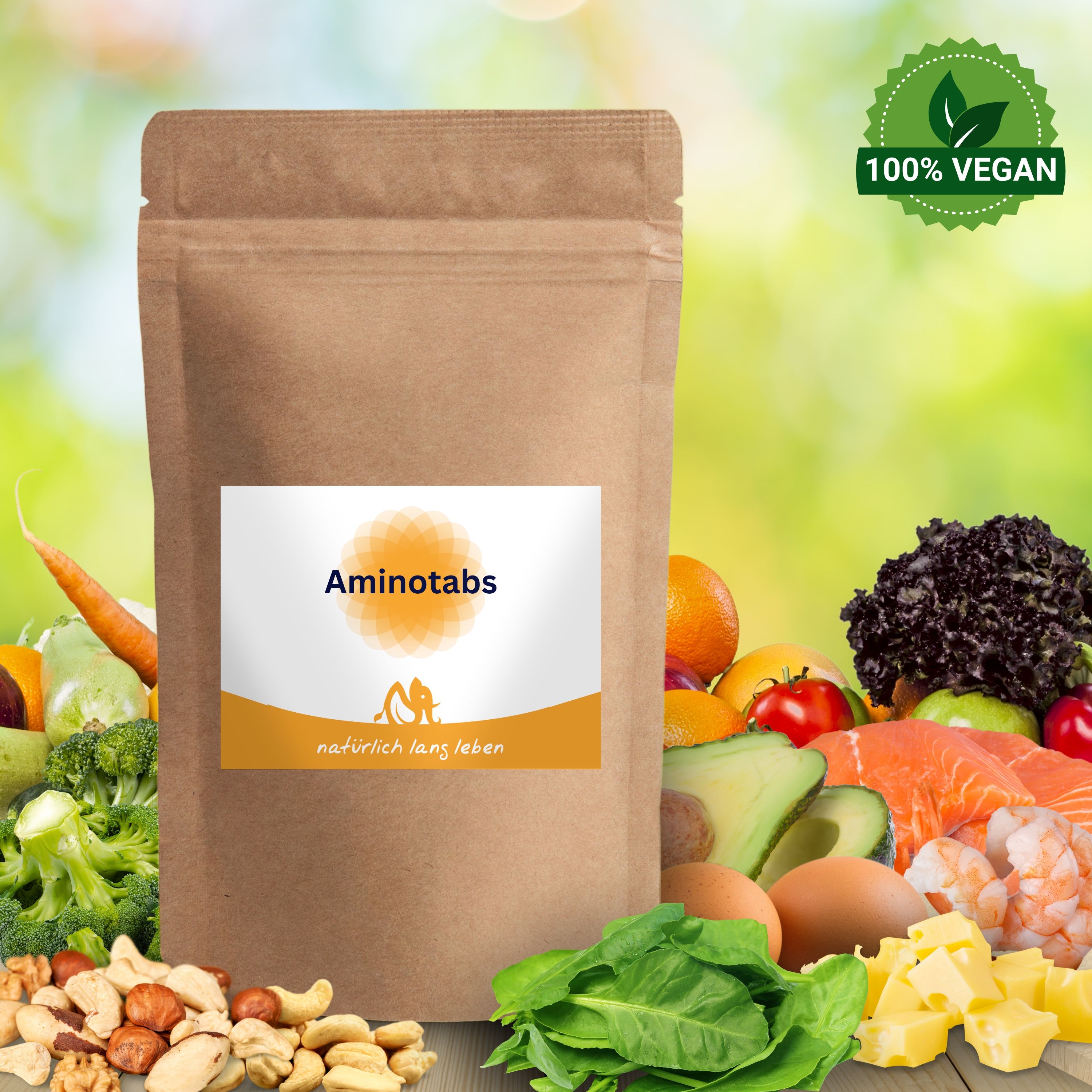 Braune Tüte mit weißem Etikett. Auf dem Etikett steht "Aminotabs" und "natürlich lang leben". 100% Vegan-Siegel.