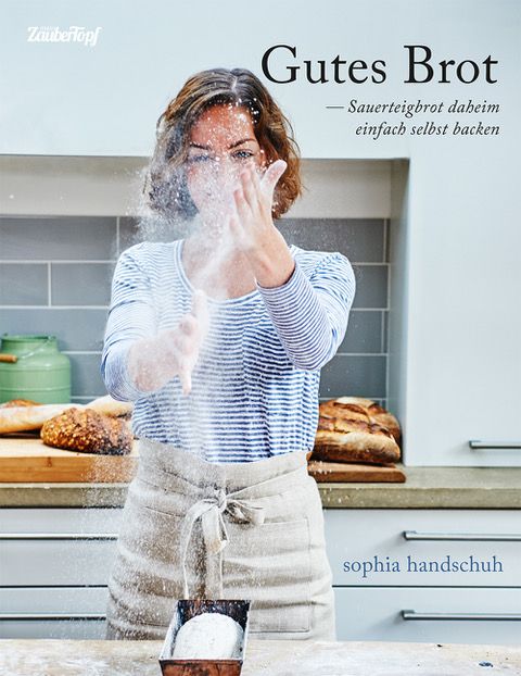Buchcover: "Gutes Brot". Frau wirft Mehl in die Luft. Titel und Autor sichtbar. Im Hintergrund Brotlaibe und Küchenutensilien.