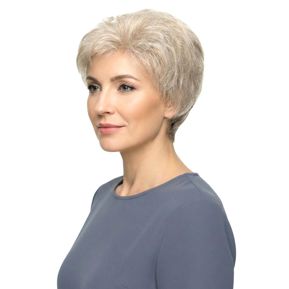 Kurzhaarperücke, blondiert, seitliche Ansicht einer Frau. Graues Oberteil. Heller Hintergrund.