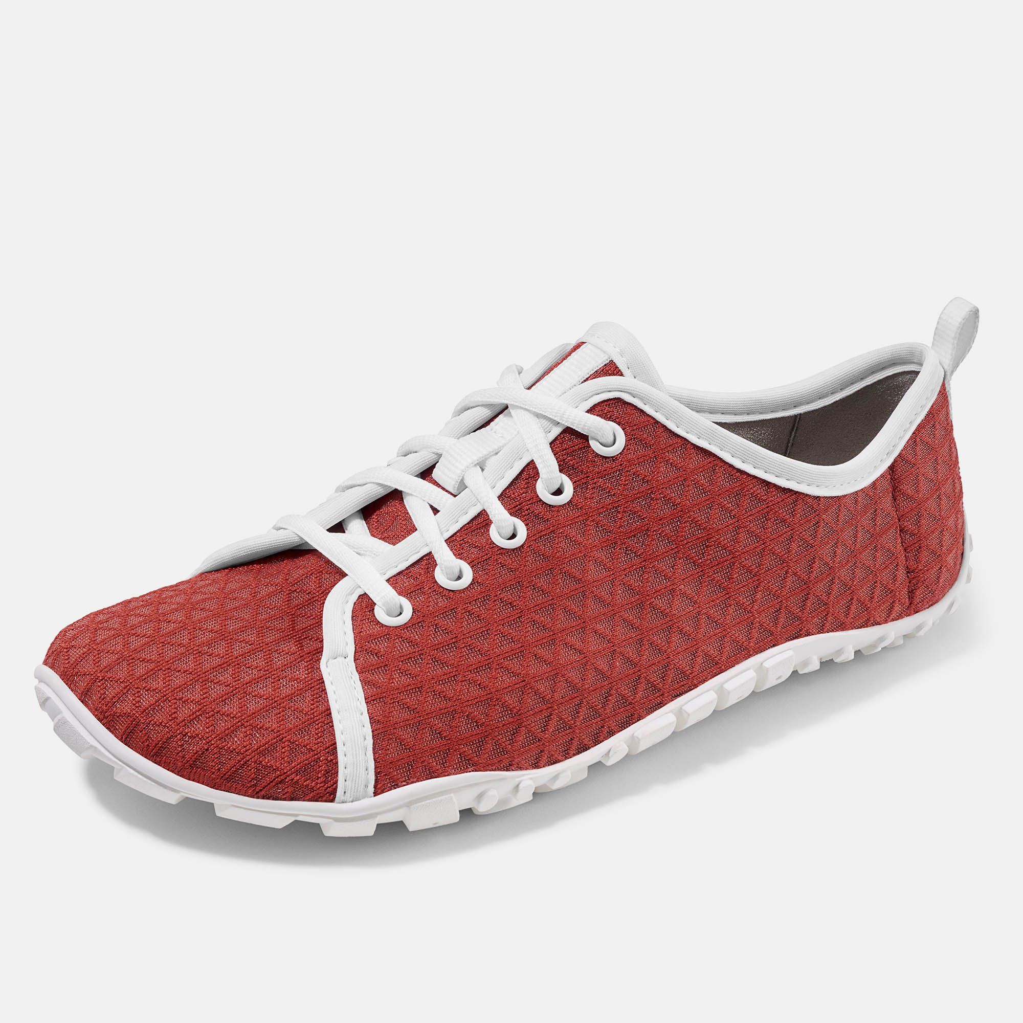 Roter Schnürschuh mit weißer Sohle und Schnürsenkeln. Das Obermaterial hat ein geometrisches Muster. Der Schuh ist von der Seite gesehen.