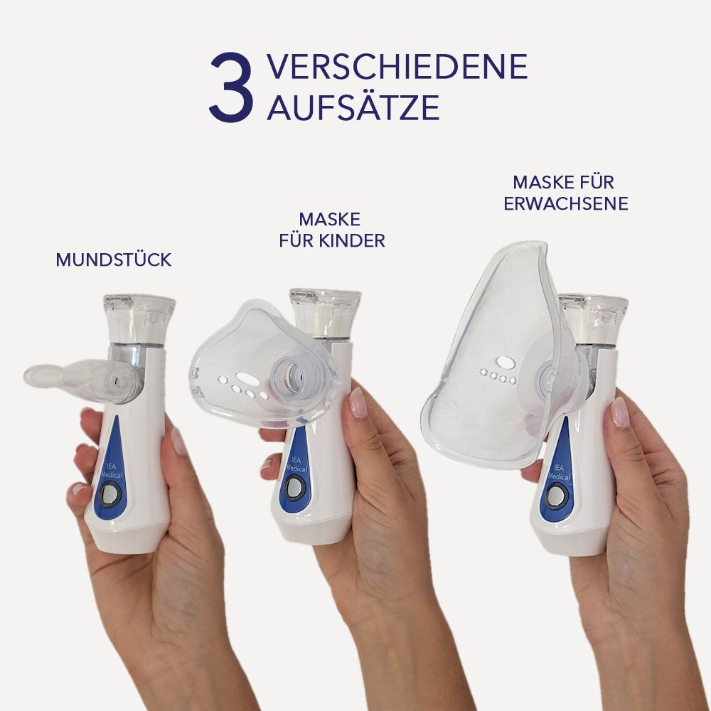 Drei Aufsätze für Inhalationsgerät: Mundstück, Maske für Kinder, Maske für Erwachsene. Gerät weiß-blau. Hände halten die Teile.