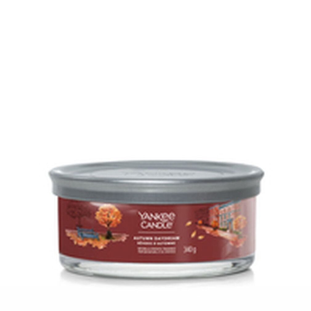 Runde Kerze im Glasbehälter. Braune Wachs, drei Dochte. Aufschrift: Yankee Candle, Autumn Daydream. 340g.
