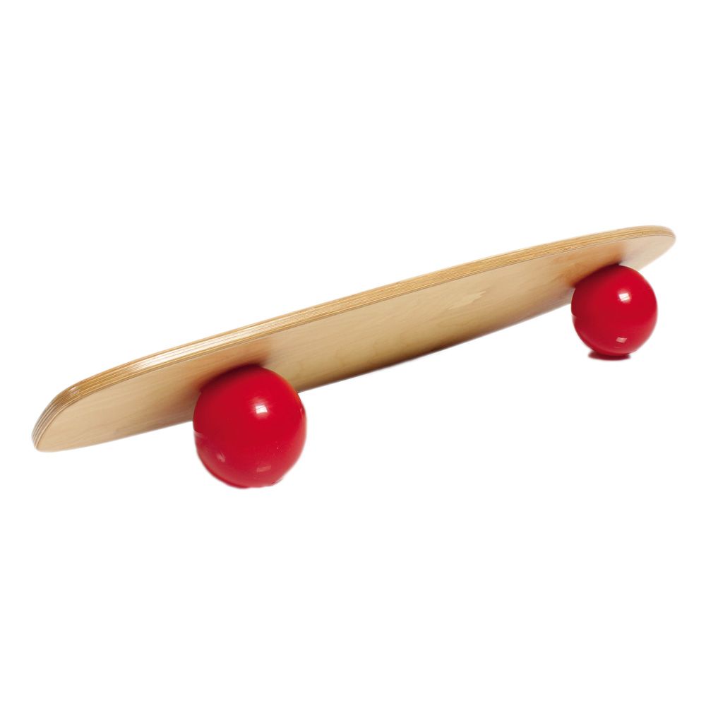 Togu Balanza® Freeride Balancetrainer. Holzbrett mit zwei roten Kugeln. Schrägansicht, weißer Hintergrund.