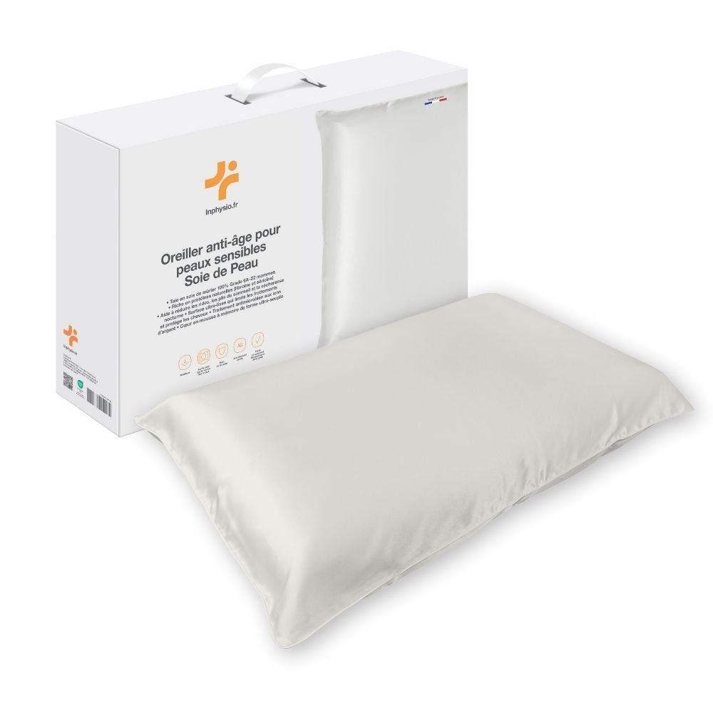 Weißes Kissen mit Seidenbezug und Verpackung. Aufdruck: INPHYSIO. Kissen in Verpackung.