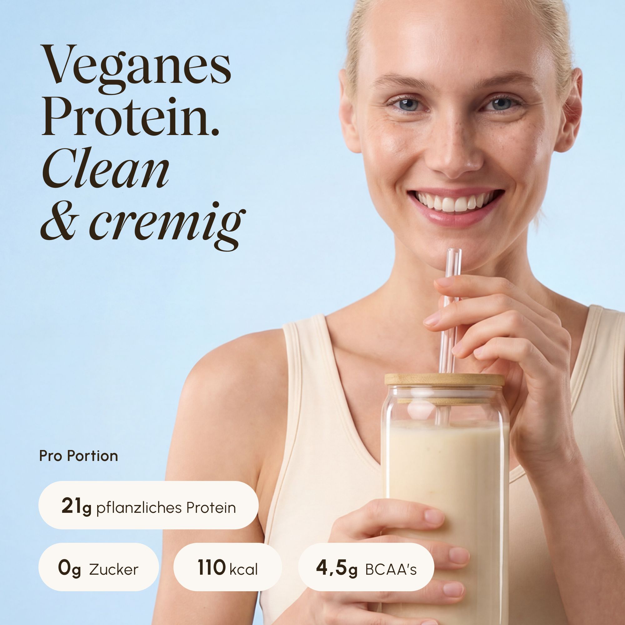 Frau trinkt veganen Proteinshake: 21g Protein, 0g Zucker, 115 kcal.