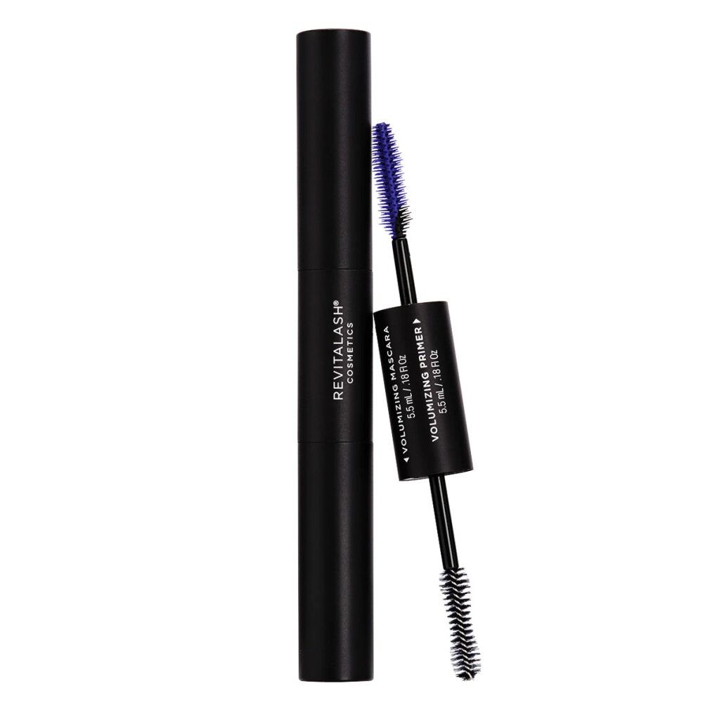Schwarze Kosmetikverpackung mit blauer und schwarzer Bürste. Text: Revitalash Cosmetics, Volumizing Mascara & Primer.