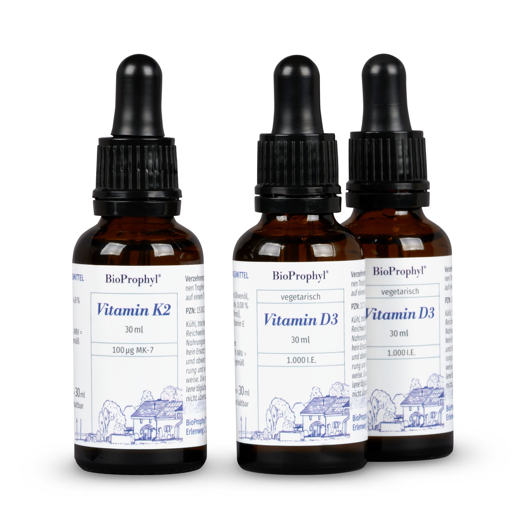 Drei Flaschen BioProphyl Vitamin D3 und K2. Braune Glasflaschen mit schwarzen Pipetten. Etiketten mit Produktinformationen.