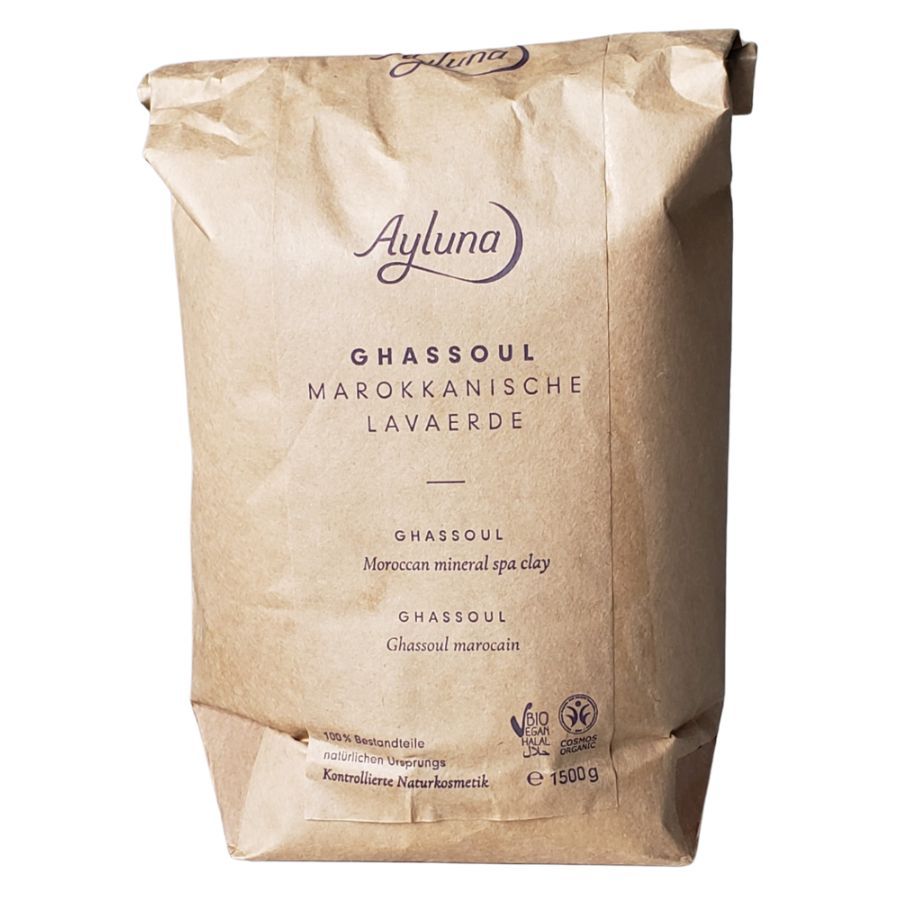 Beutel mit Ayluna Ghassoul. Aufschrift: Ghassoul, marokkanische Lavaerde. Siegel: Kontrollierte Naturkosmetik, Vegan, Halal.
