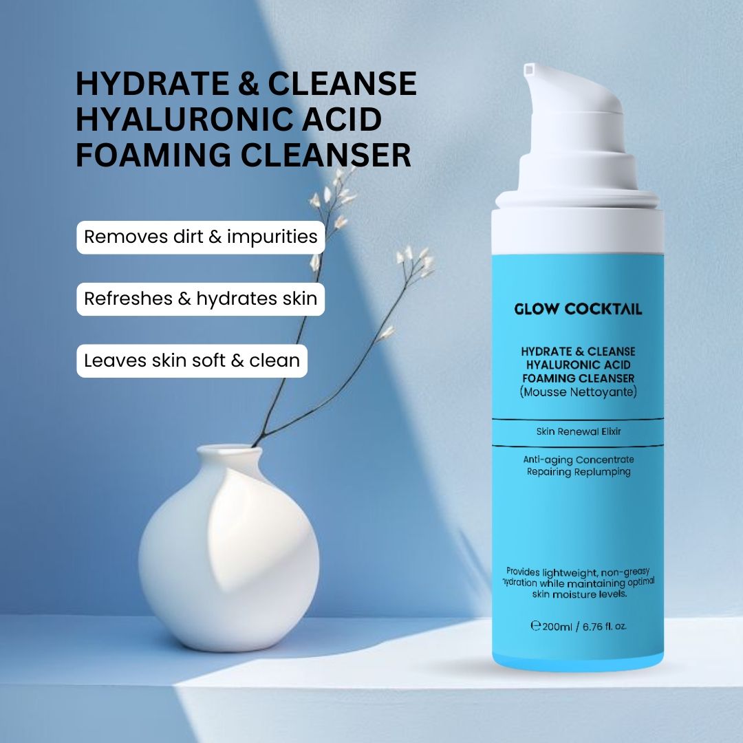 Türkis-farbene Flasche mit weißem Pumpkopf. Aufschrift: Glow Cocktail, Hydrate & Cleanse, Hyaluronsäure, Foaming Cleanser. Weiße Vase.
