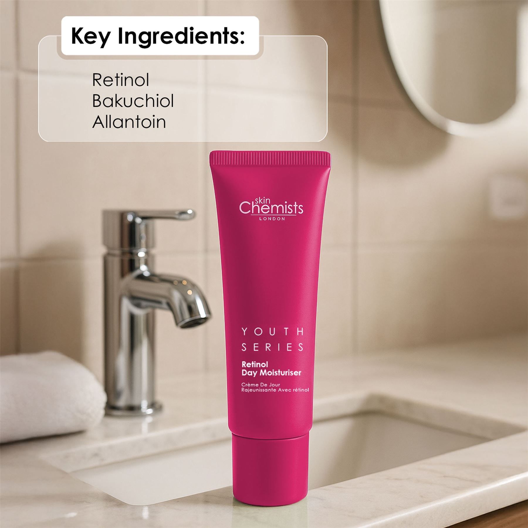 SkinChemists Retinol & Bakuchiol Tagescreme neben einem Waschbecken mit Wasserhahn und Handtuch.