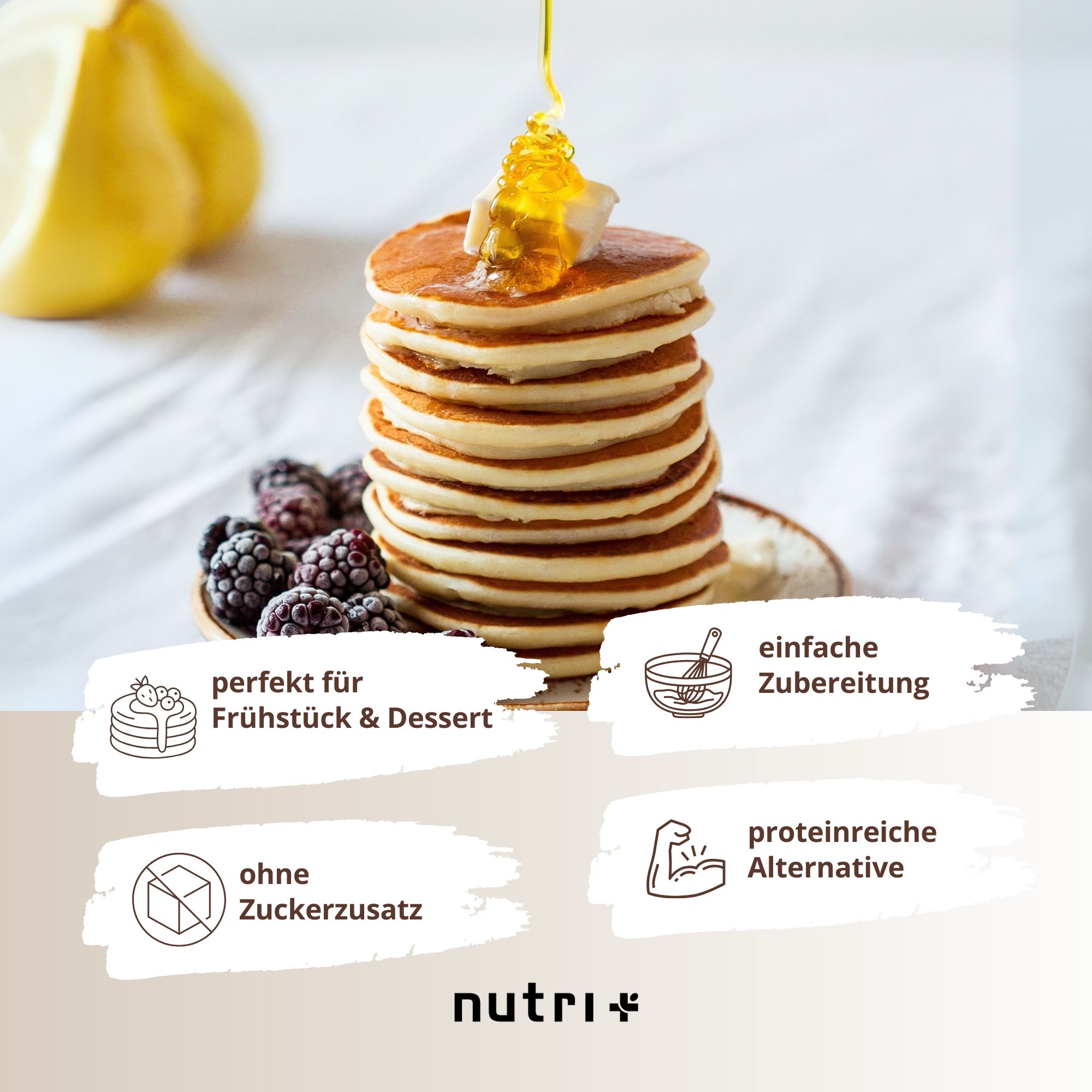 Pfannkuchen-Stapel mit Honig und Beeren. Text: Perfekt für Frühstück & Dessert, einfache Zubereitung, ohne Zuckerzusatz, proteinreiche Alternative.