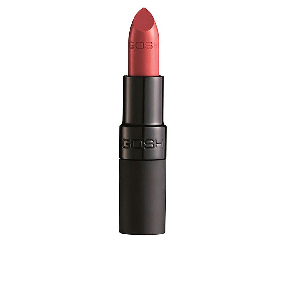 Gosh Velvet Touch Lippenstift 014 Matt Cranberry. Der Lippenstift hat eine matte, cranberryfarbene Spitze und einen schwarzen, zylindrischen Behälter. Der Markenname Gosh ist auf dem Behälter aufgedruckt.