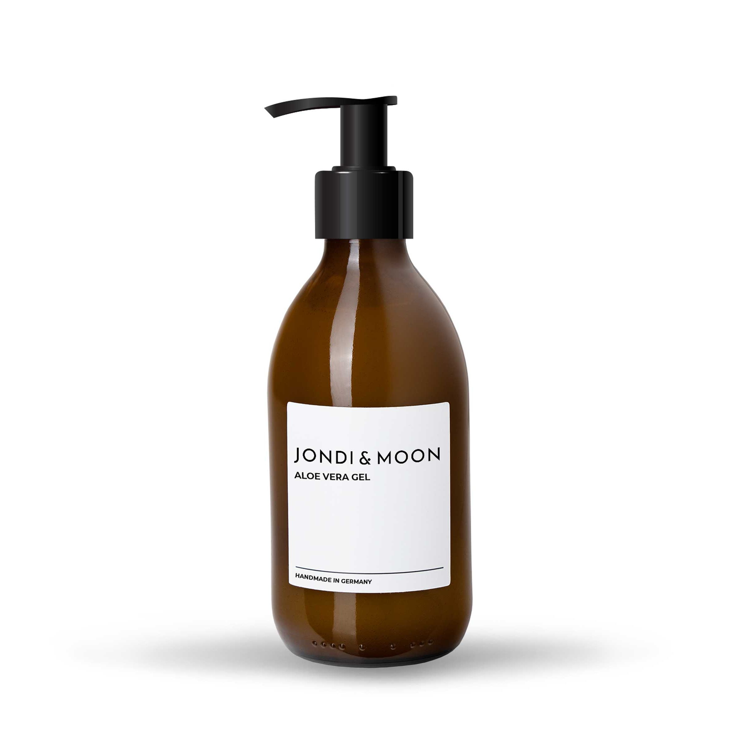 Braune Glasflasche mit schwarzem Pumpkopf. Weißes Etikett mit Schriftzug: JONDI & MOON, Aloe Vera Gel. Hergestellt in Deutschland.